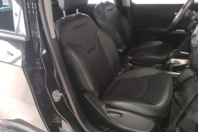 Used  Compass 2017 200T Automatic Family Edition
