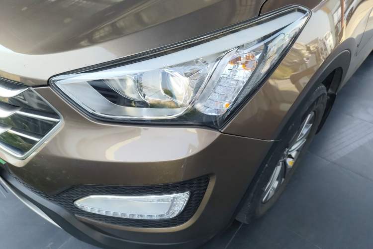 Used Hyundai Santa Fe 2015 2.4L Automatic Two-Wheel Drive Smart Version 5 Seats
