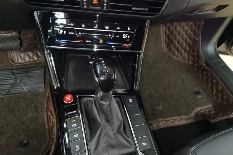 Used Volkswagen Passat 2020 Facelift 330TSI Elite Edition China VI Standard
