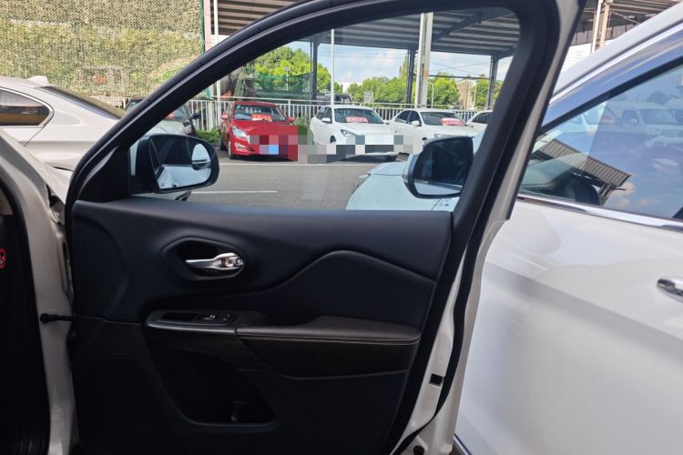 Used  Cherokee 2016 2.4L Leading Edition
