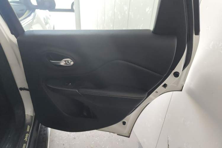 Used  Cherokee 2017 2.4L Professional Smart Edition
