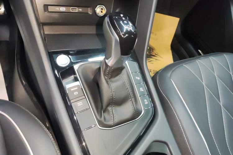 Used Volkswagen Tiguan L 2024 Outstanding Model 330TSI Automatic Two-Wheel Drive R-Line Dragon Glory Edition
