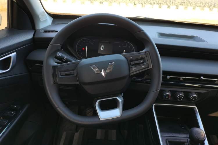 Used Wuling Alvez 2022 1.5L Manual Free-Style Model
