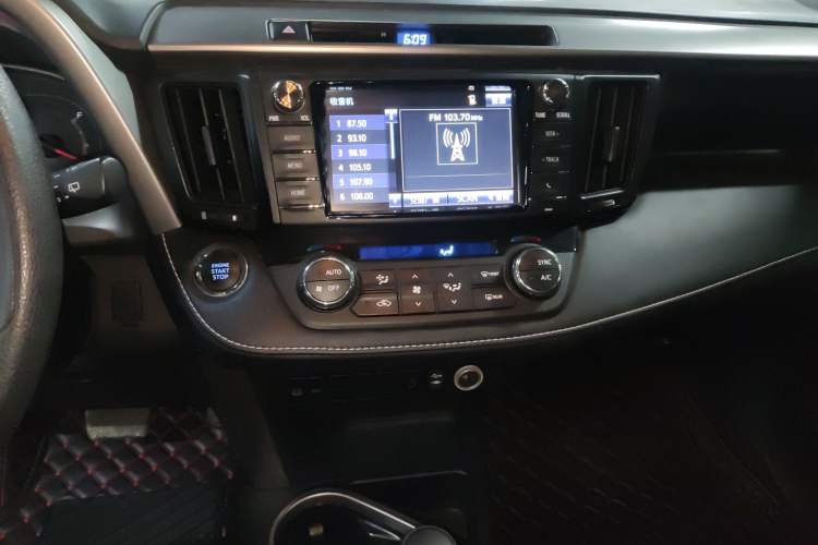 Used Toyota RAV4 2019 2.0L CVT Two-Wheel Drive Luxury Version China VI Standard