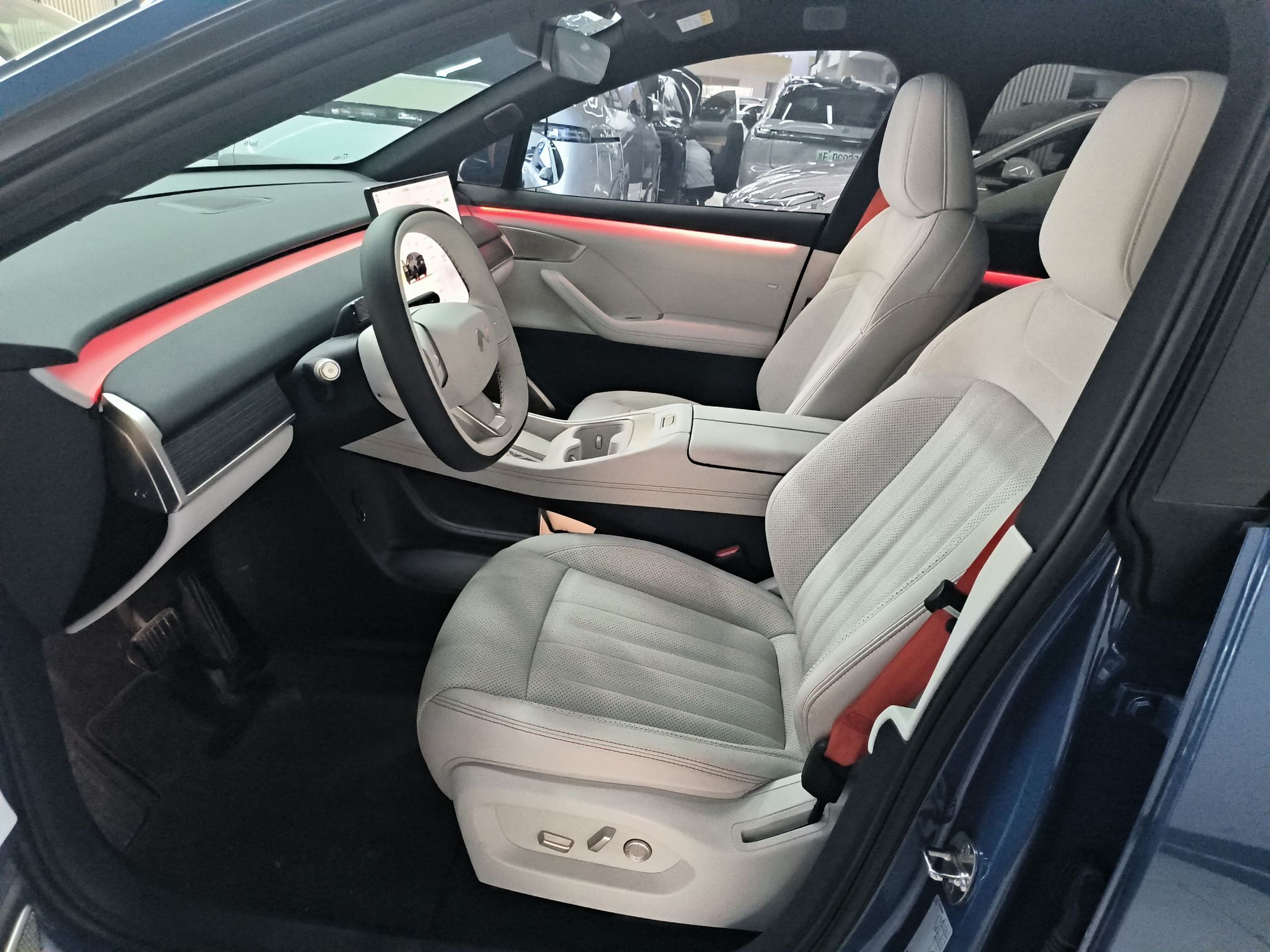 المقاعد الأمامية داخل السيارة