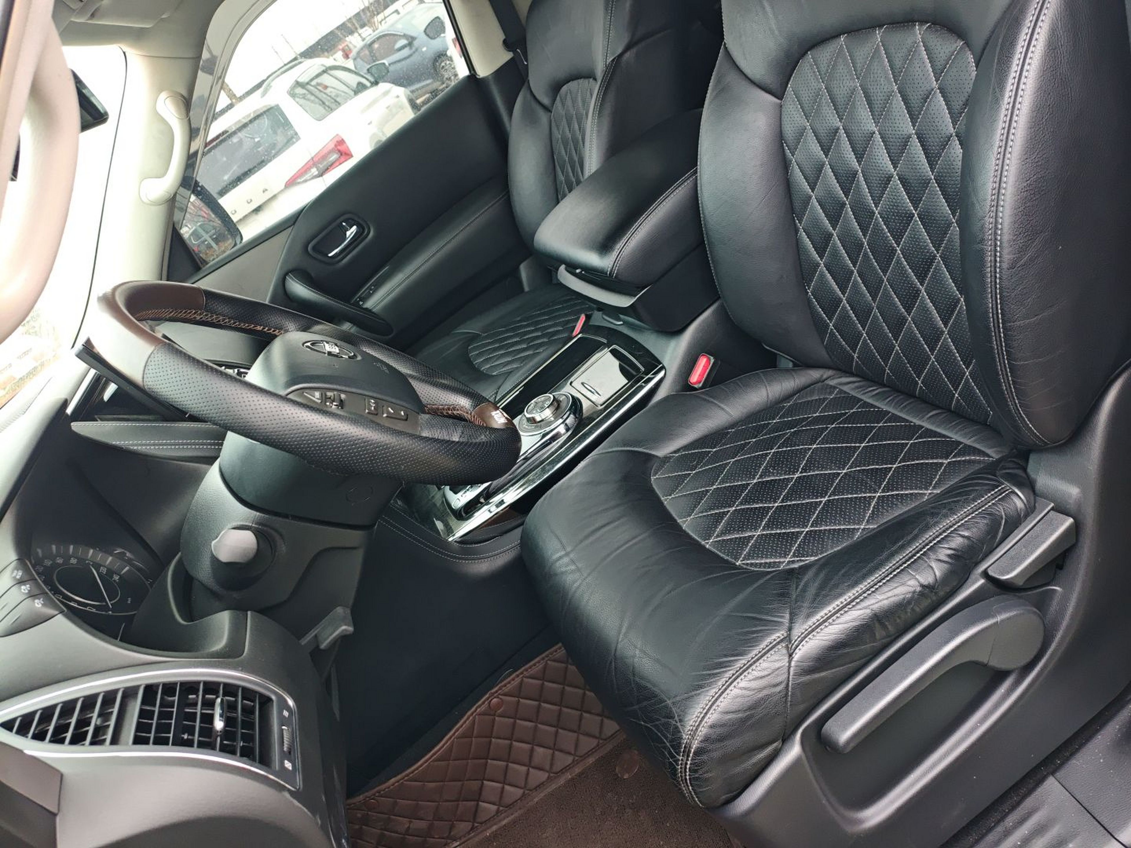 Переднее сиденье в автомобиле