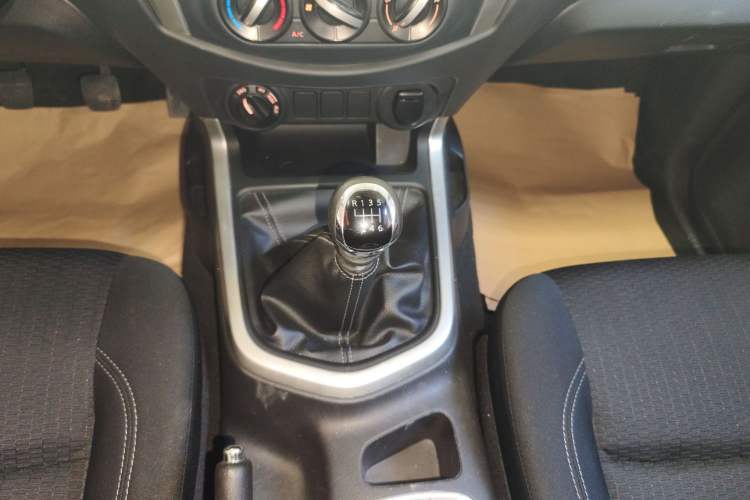 Used Nissan Navara 2021 2.5L Facelift Manual Transmission 4x4 Comfort Version QR25
