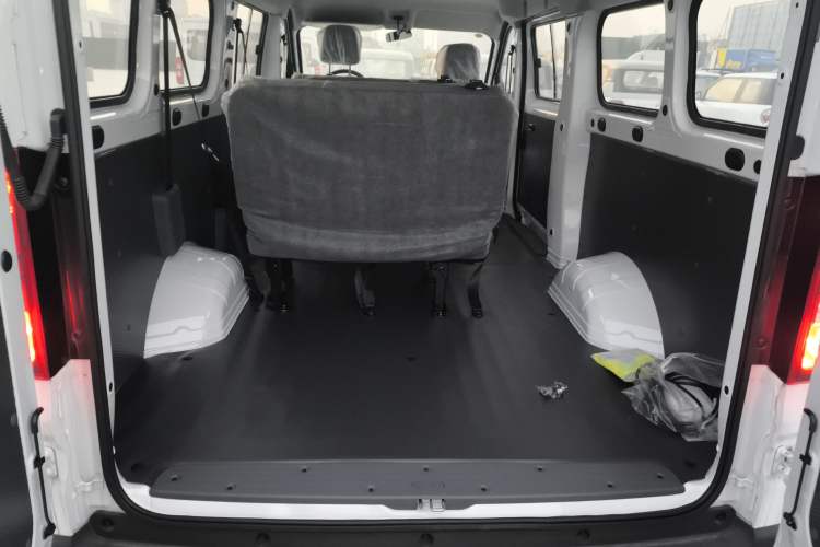 Used Wuling Yangguang 2024 300KM Comfort Version Passenger Van 75kW
