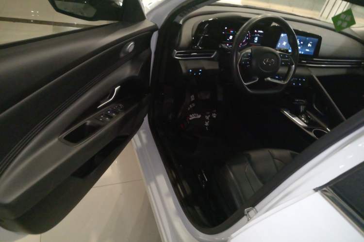 Used Hyundai Elantra 2022 1.5L CVT LUX Prestige Edition
