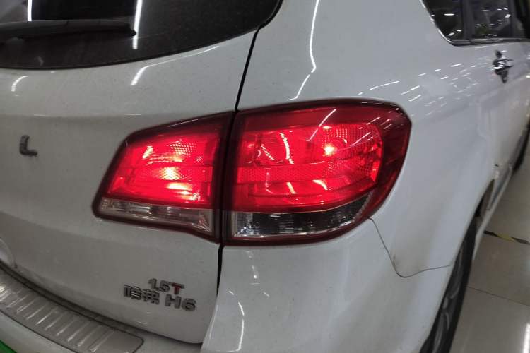 Used Haval H6 2016 Upgraded Model 1.5T Automatic Two-Wheel Drive Elite Version
