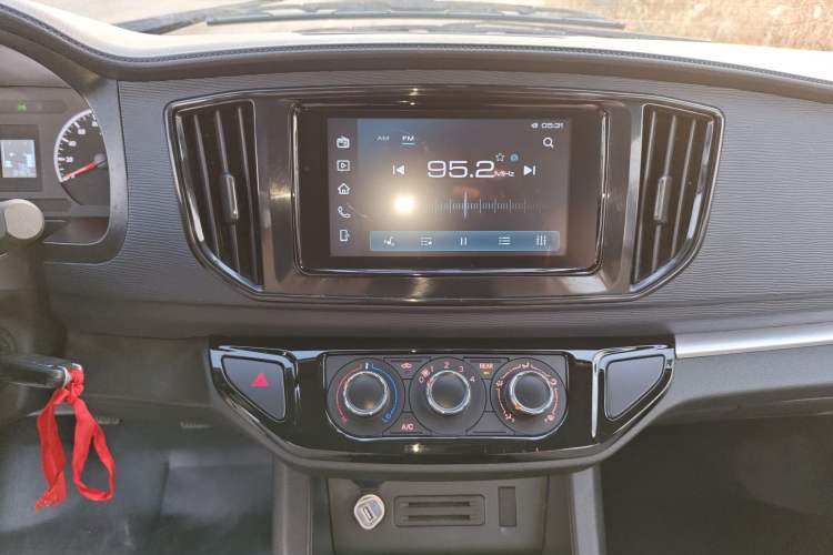 Used FORTHING Lingzhi 2023 M5L 1.6L Base Model 7 Seats
