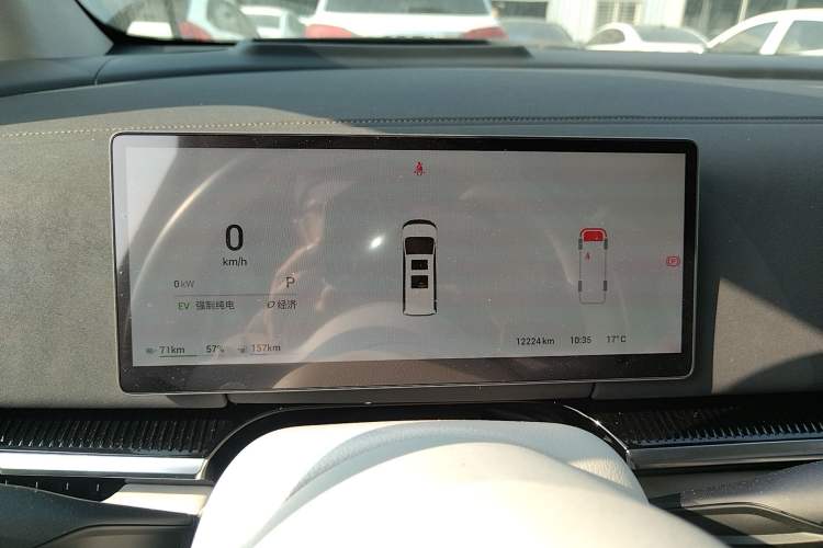 Used VOYAH Dream 2025 PHEV Four-Wheel-Drive Flagship Kunpeng Edition
