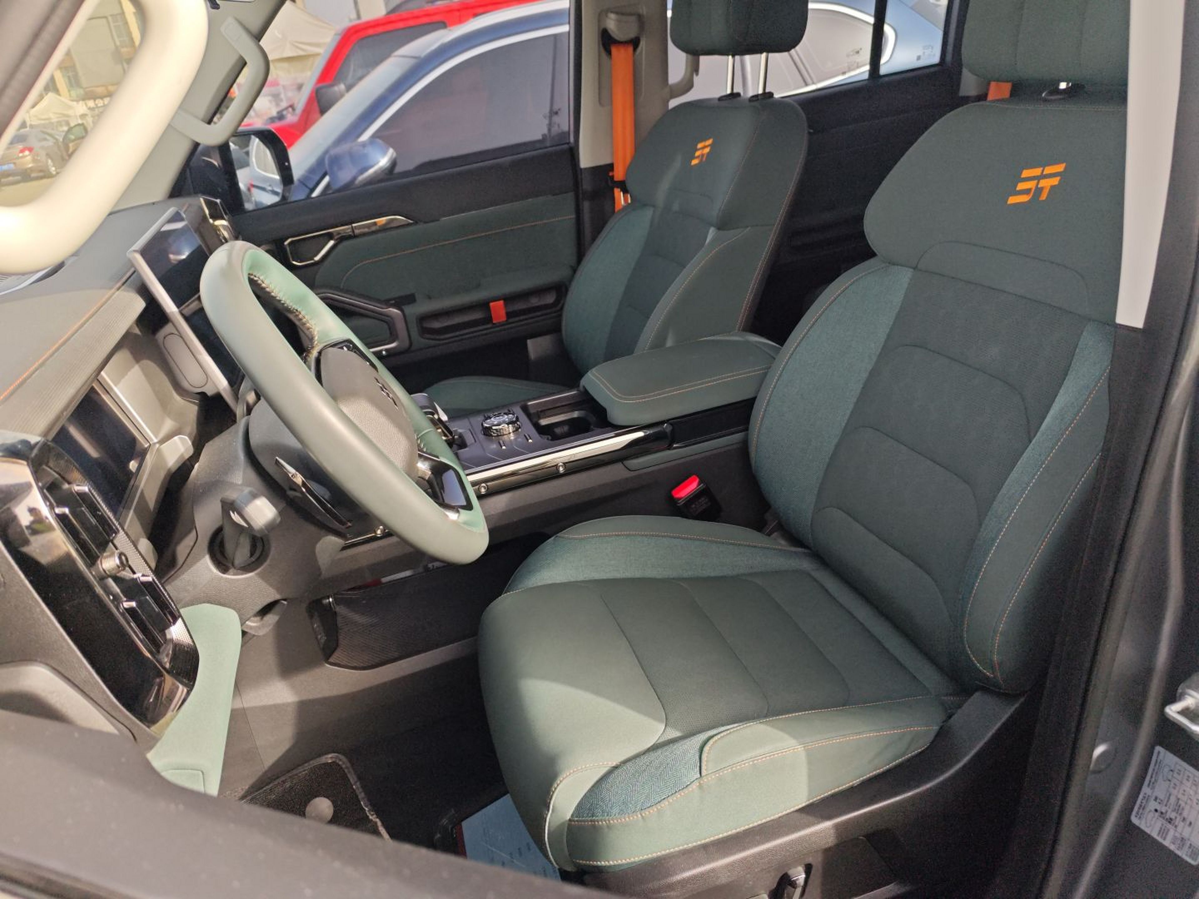 المقاعد الأمامية داخل السيارة