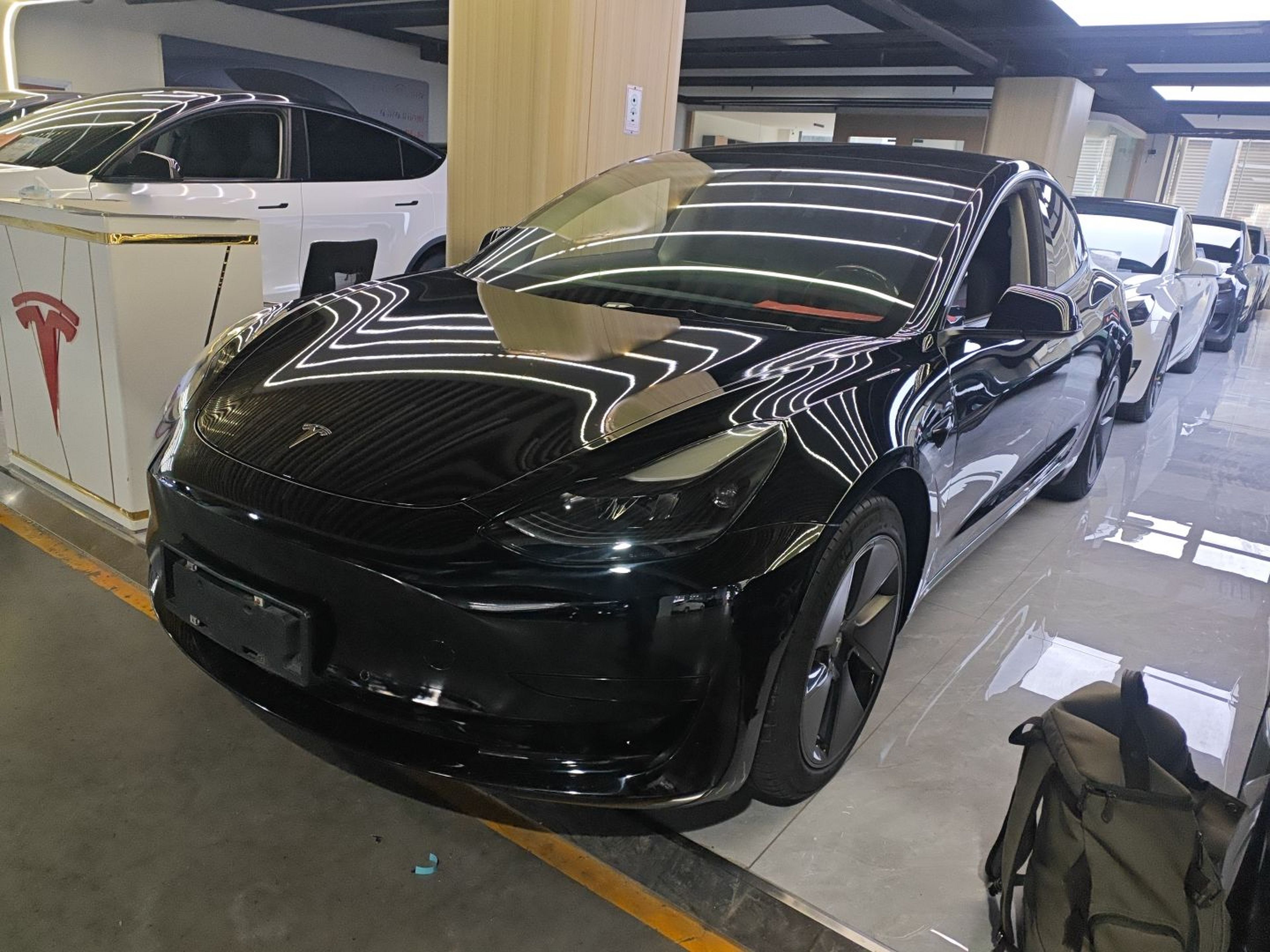 Под передней частью автомобиля