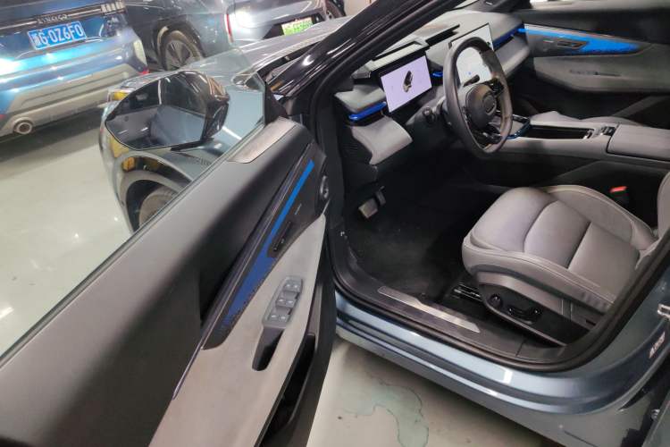 Used Lynk & Co 08 EM-P 2025 220 km All-Wheel-Drive Performance Halo