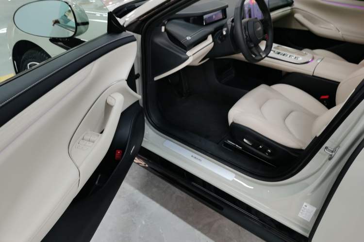 Used  SU7 2024 Rear-Drive Ultra-Long Range Advanced Pro-Level Intelligent Driving Version
