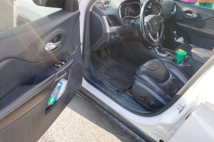 Used  Cherokee 2016 2.4L Professional Edition
