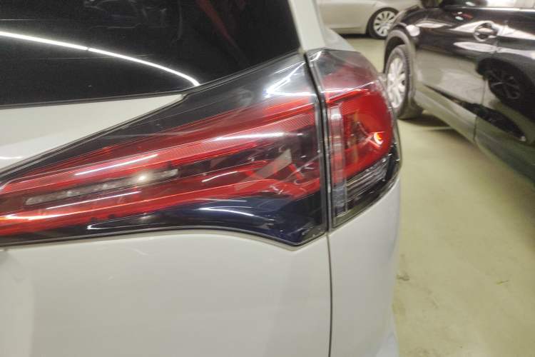 Used Toyota RAV4 2016 2.0L CVT Two-Wheel Drive Fashion Edition China V Standard
