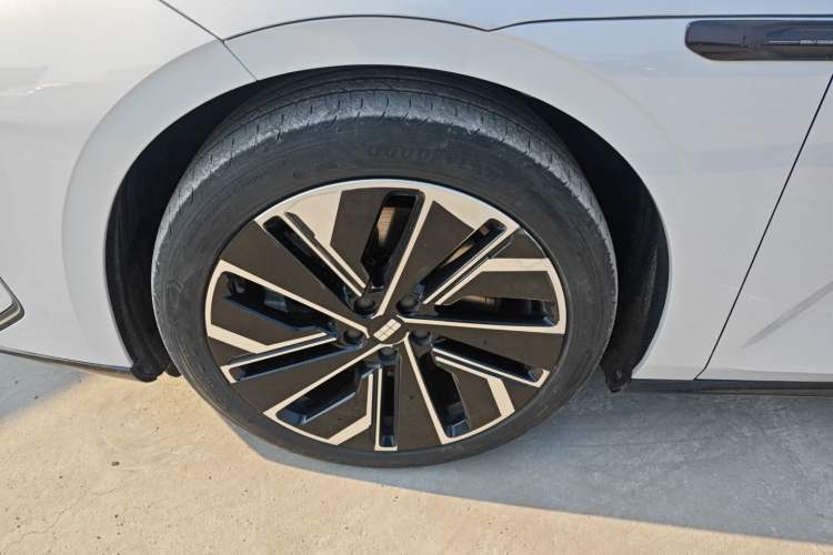 Used Geely Galaxy E8 2024 665 km Range Rear-Drive Starship Long-Range Version