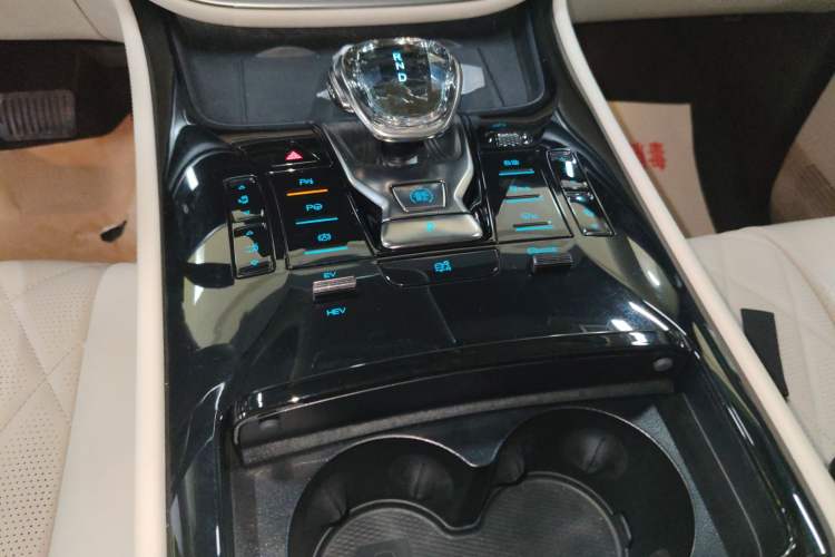 Used Denza D9 2024 DM-i 980 Four-Wheel Drive Flagship Model
