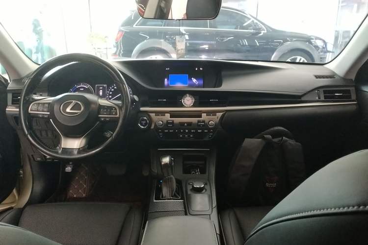 Used Lexus ES 2015 300h Comfort Edition
