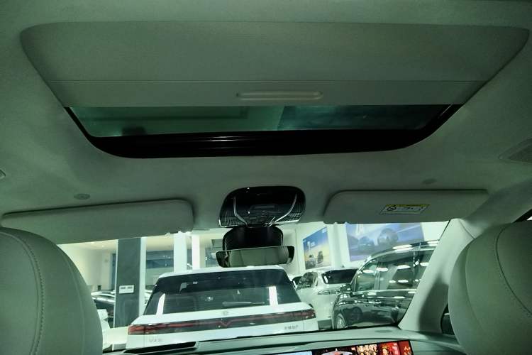 Used VOYAH Dream 2025 PHEV Four-Wheel-Drive Flagship Kunpeng Edition
