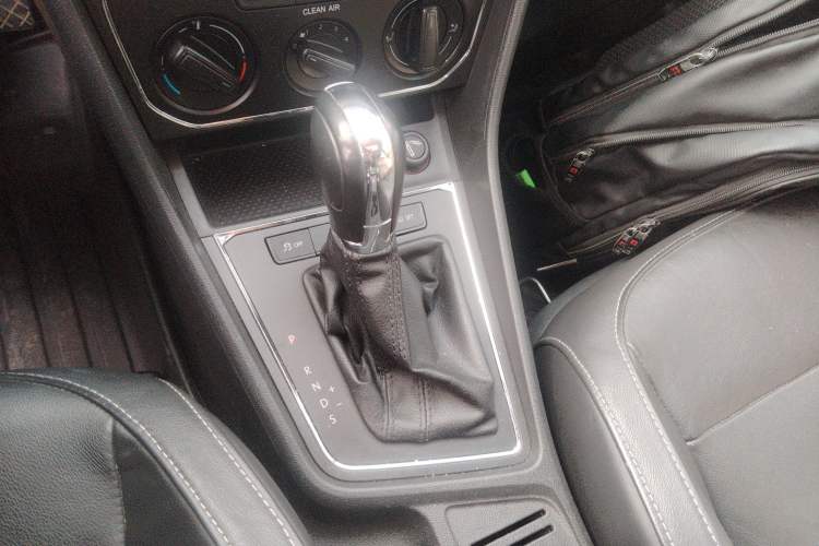 Used Volkswagen Lavida 2015 1.6L Automatic Comfort Edition
