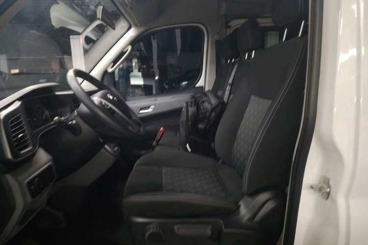 Used SAIC MAXUS Xintu V80 2023 2.0T Manual Classic Aoyuntong Short Wheelbase Mid-Roof 5/6-Seater