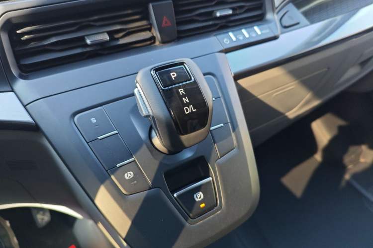 Used Ford Transit T8 2024 T8 2.3T Diesel Automatic Mid-axle Mid-roof 6-Seater Multi-function Version 2/2/2