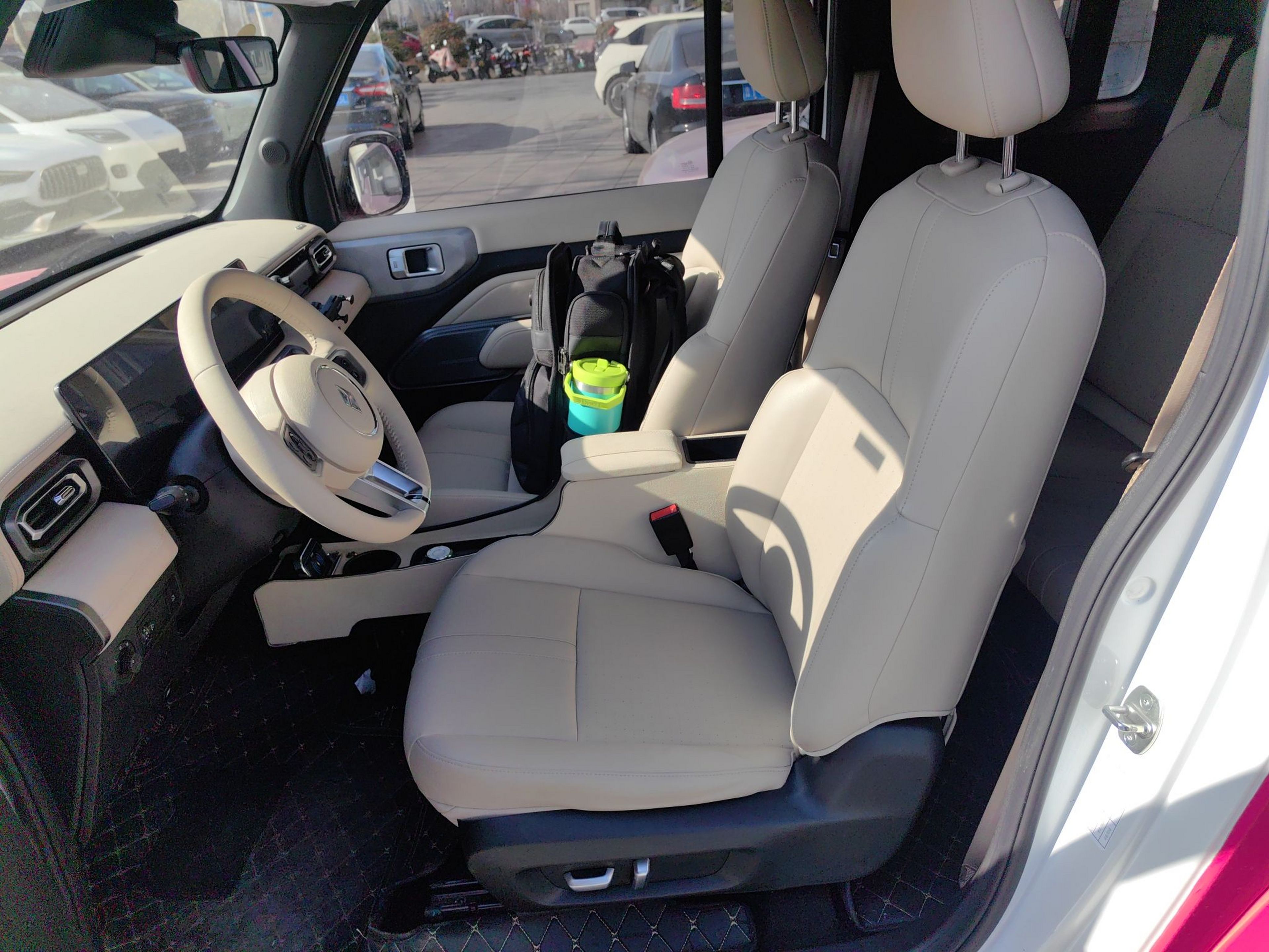 المقاعد الأمامية داخل السيارة