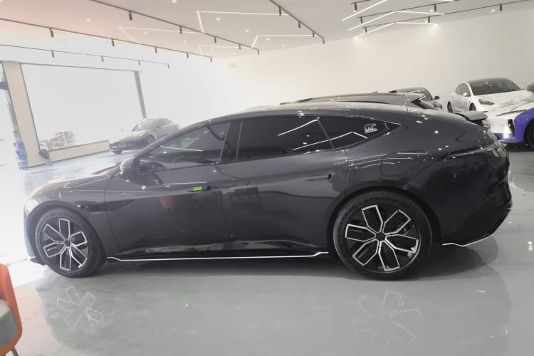 Used  12 2024 700 Three-Laser Rear-Wheel Drive Luxury Edition
