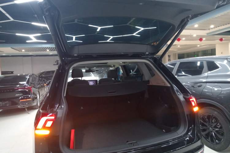 Used Volkswagen Tiguan L 2024 Outstanding Model 300TSI Automatic Two-Wheel Drive Longteng Edition
