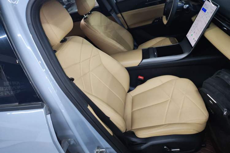 Used  L6 2023 125km MAX
