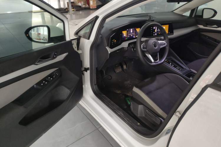 Used Volkswagen Golf 2023 200TSI DSG
