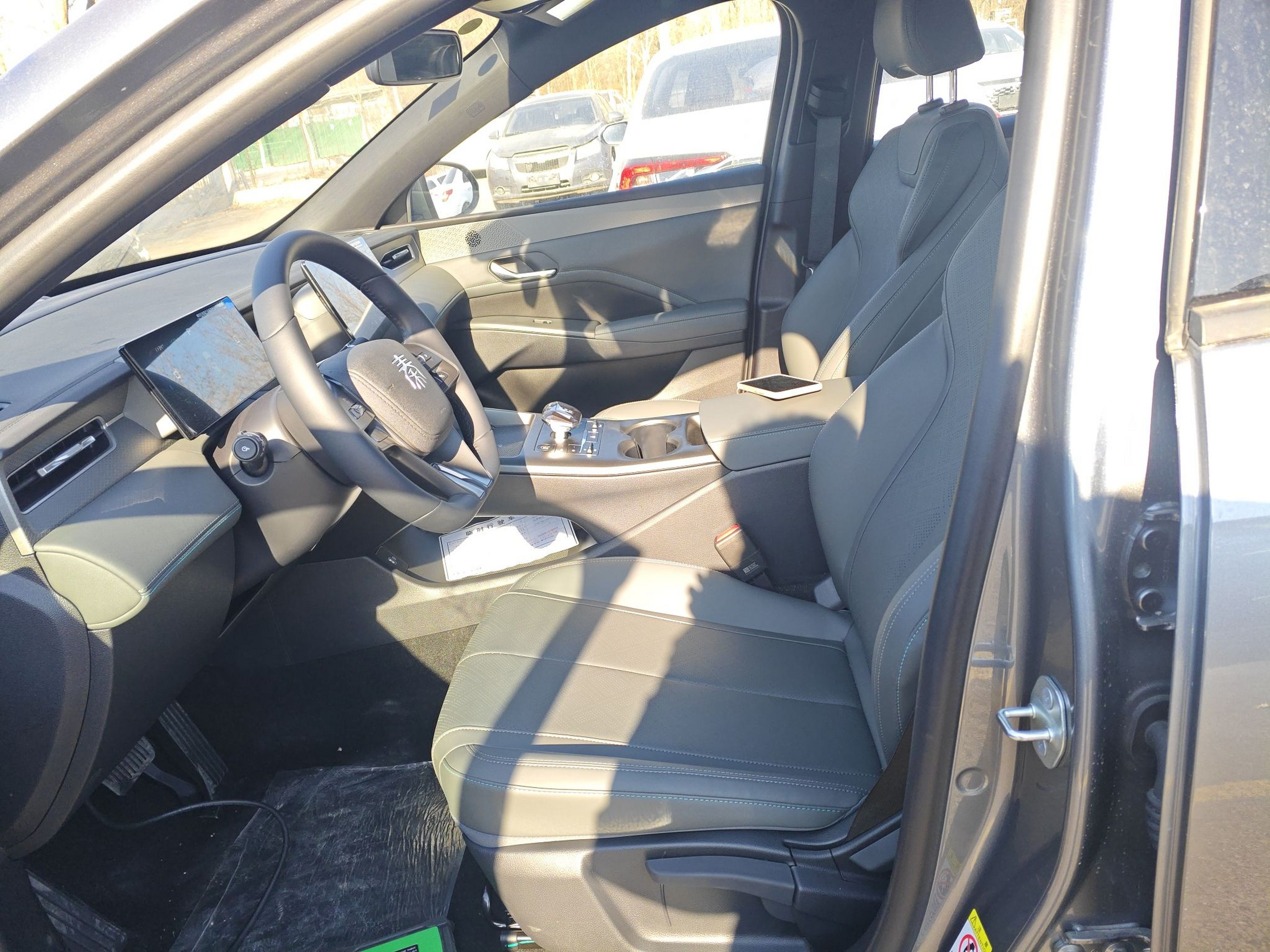 المقاعد الأمامية داخل السيارة