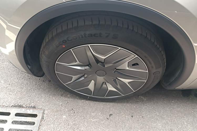 Used Tesla Model Y L 2025 Model Long-Range All-Wheel-Drive Version