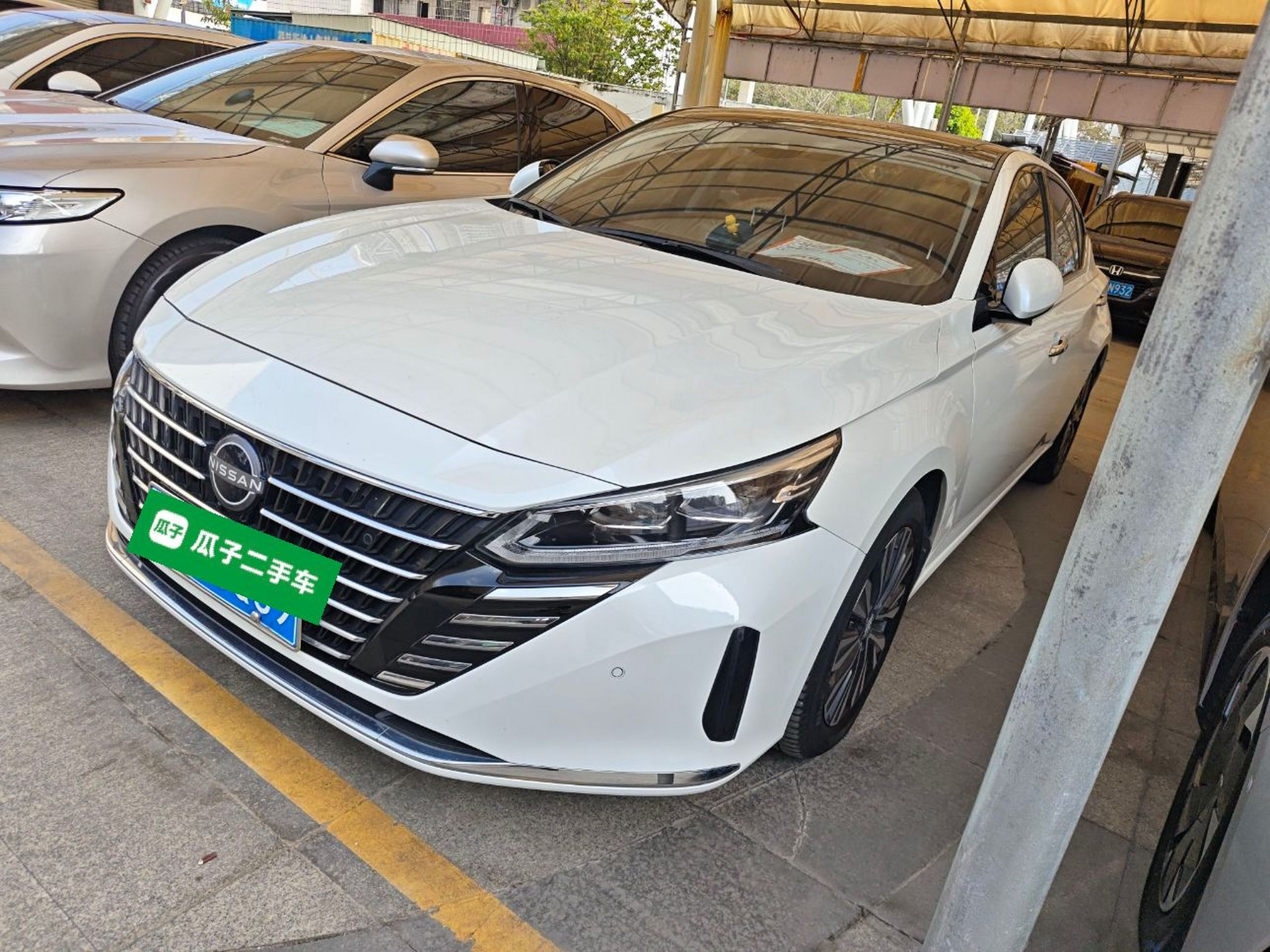 تحت مقدمة السيارة