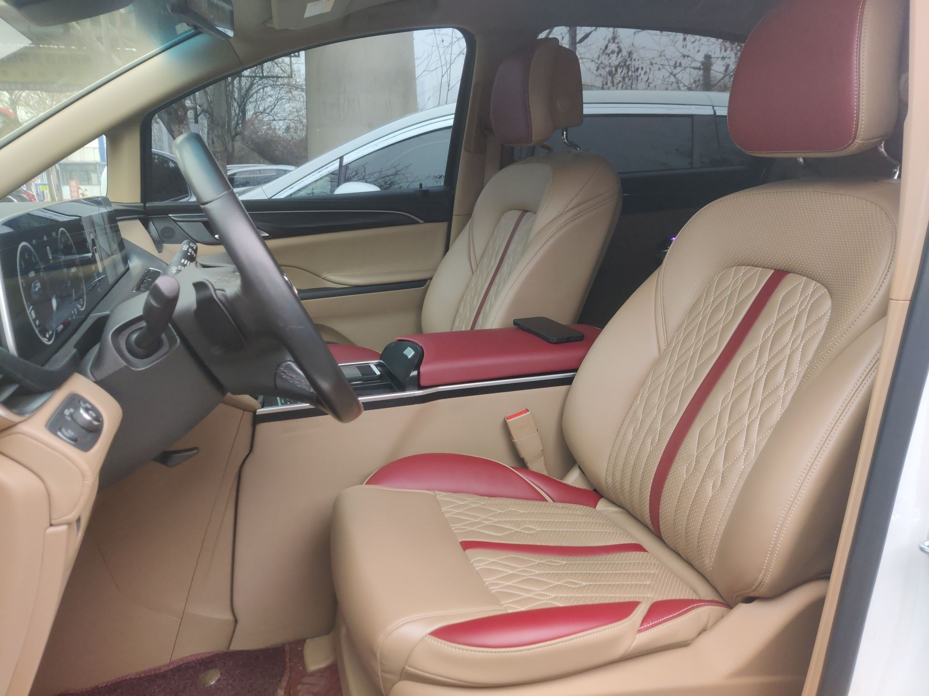 المقاعد الأمامية داخل السيارة