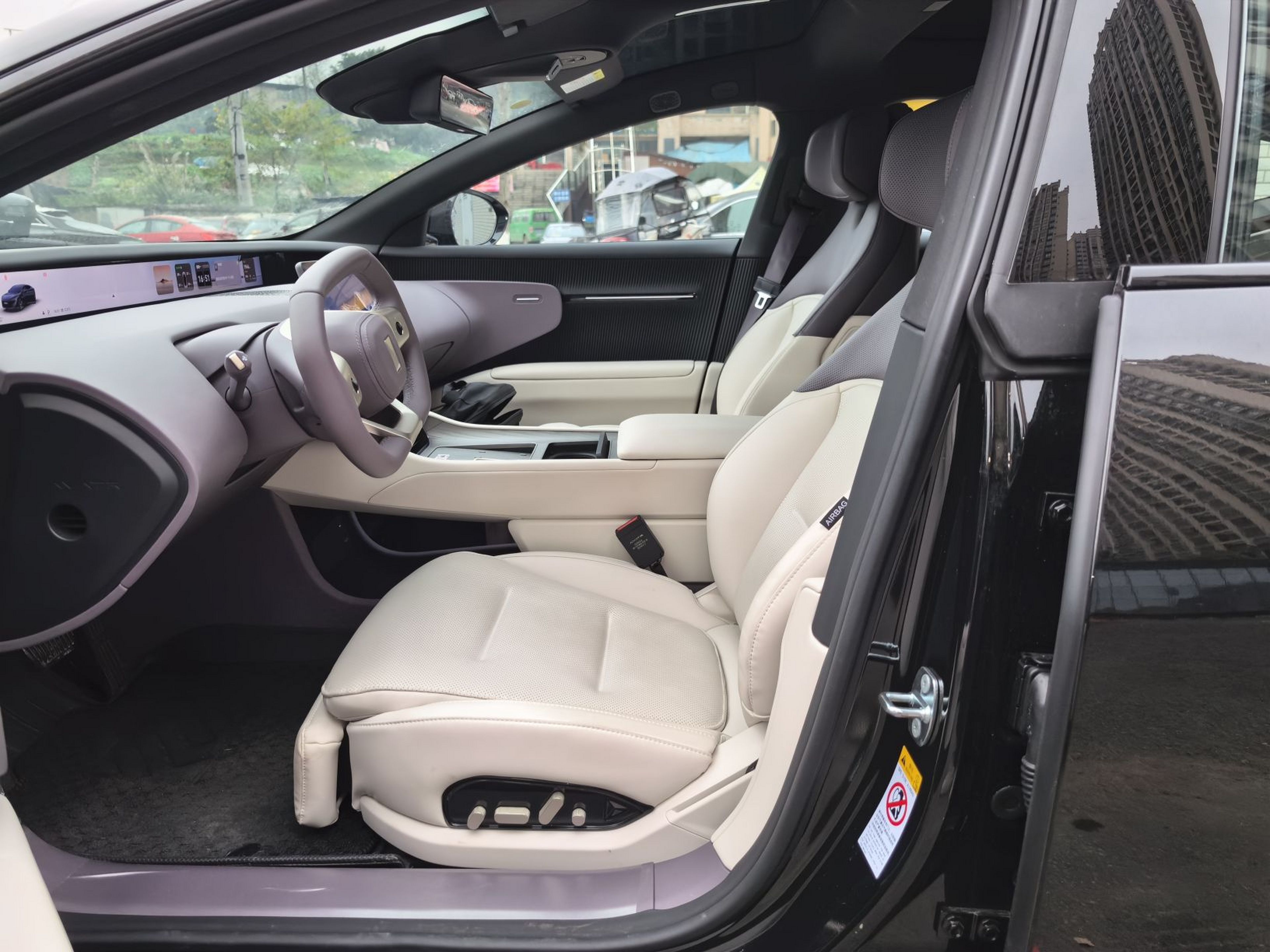 المقاعد الأمامية داخل السيارة