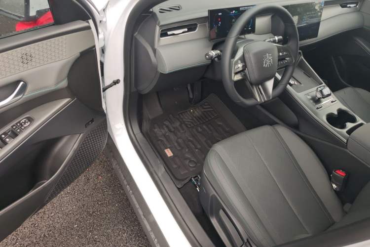 Used BYD Qin PLUS 2025 DM-i Smart Drive 55KM Leading Model
