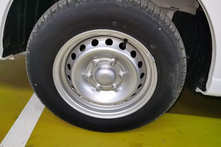 Used Wuling Yangguang 2024 300KM Comfort Version Passenger Van 75kW
