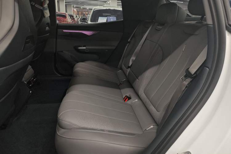 Used Lynk & Co 07 2024 EM-P 126 Long-Range Halo
