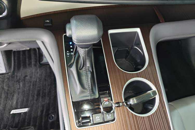 Used Toyota Granvia 2024 2.5L Hybrid Comfort Edition
