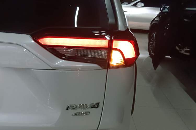 Used Toyota RAV4 2022 2.0L CVT 4x4 Fashion Edition
