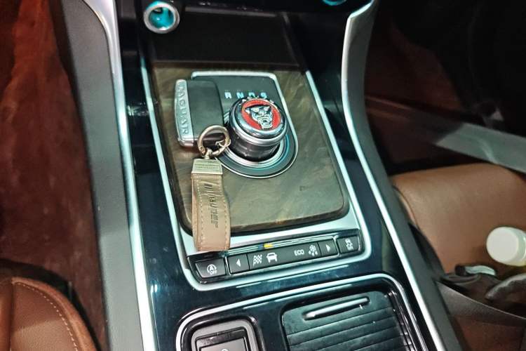 Used Jaguar XFL 2019 XFL 2.0T 250 PS Two-Wheel-Drive Luxury Edition
