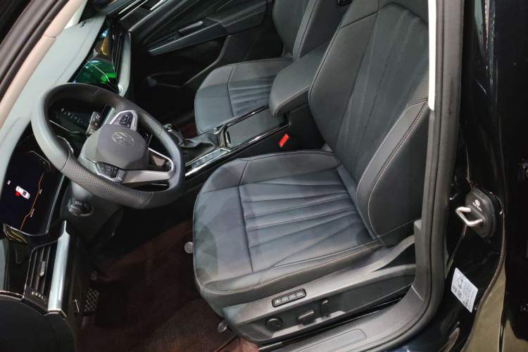 Used Volkswagen Passat 2025 Premium Version 380TSI Dragon Edition
