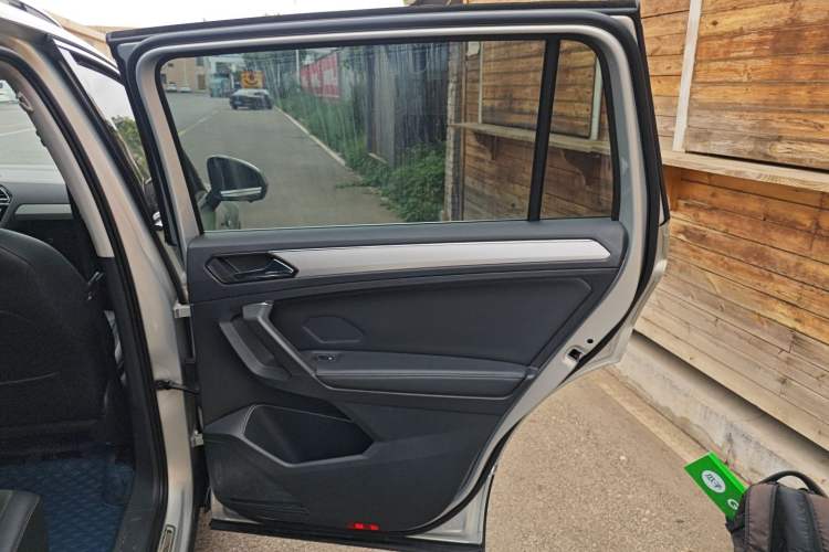 Used Volkswagen Tiguan L 2020 330TSI Automatic Two-Wheel Drive Panoramic Comfort Edition China VI Standard
