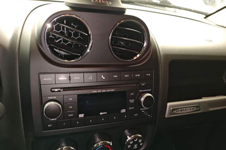 Used  Compass 2014 2.0L two-wheel drive sport version
