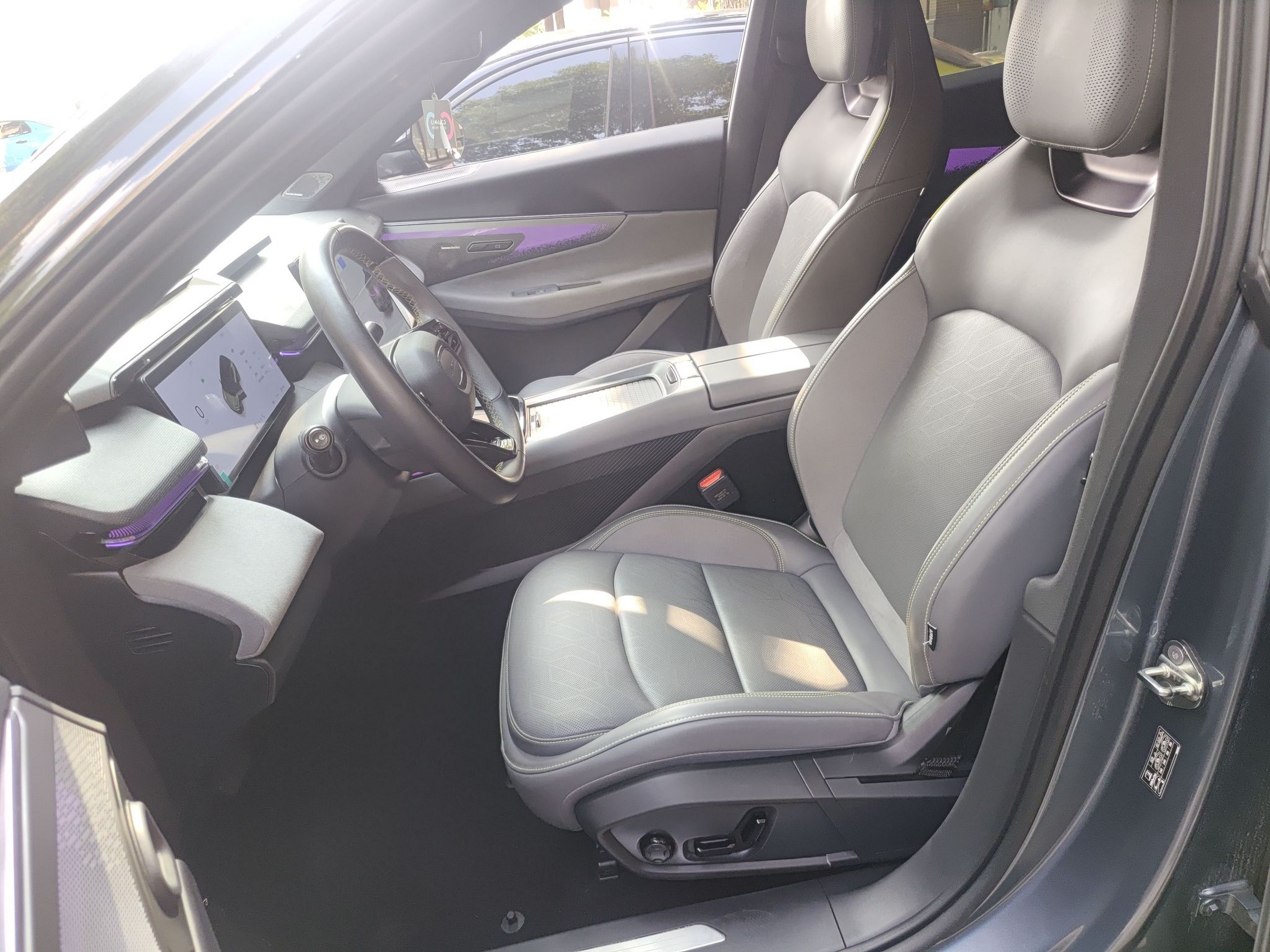 المقاعد الأمامية داخل السيارة