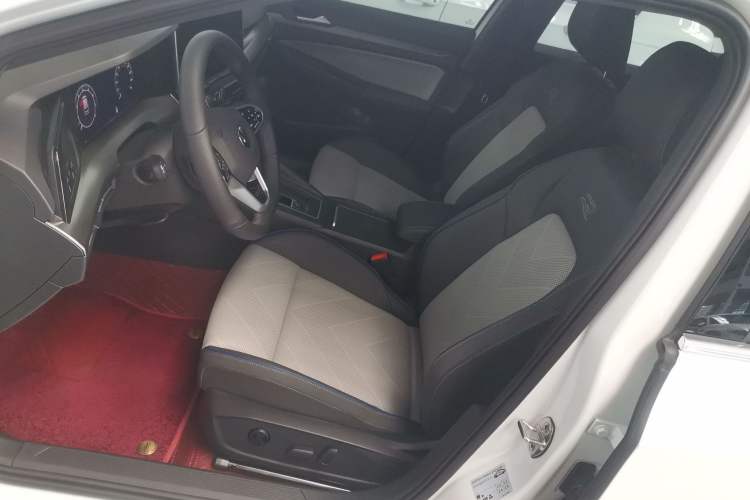 Used Volkswagen Golf 2025 300TSI R-Line
